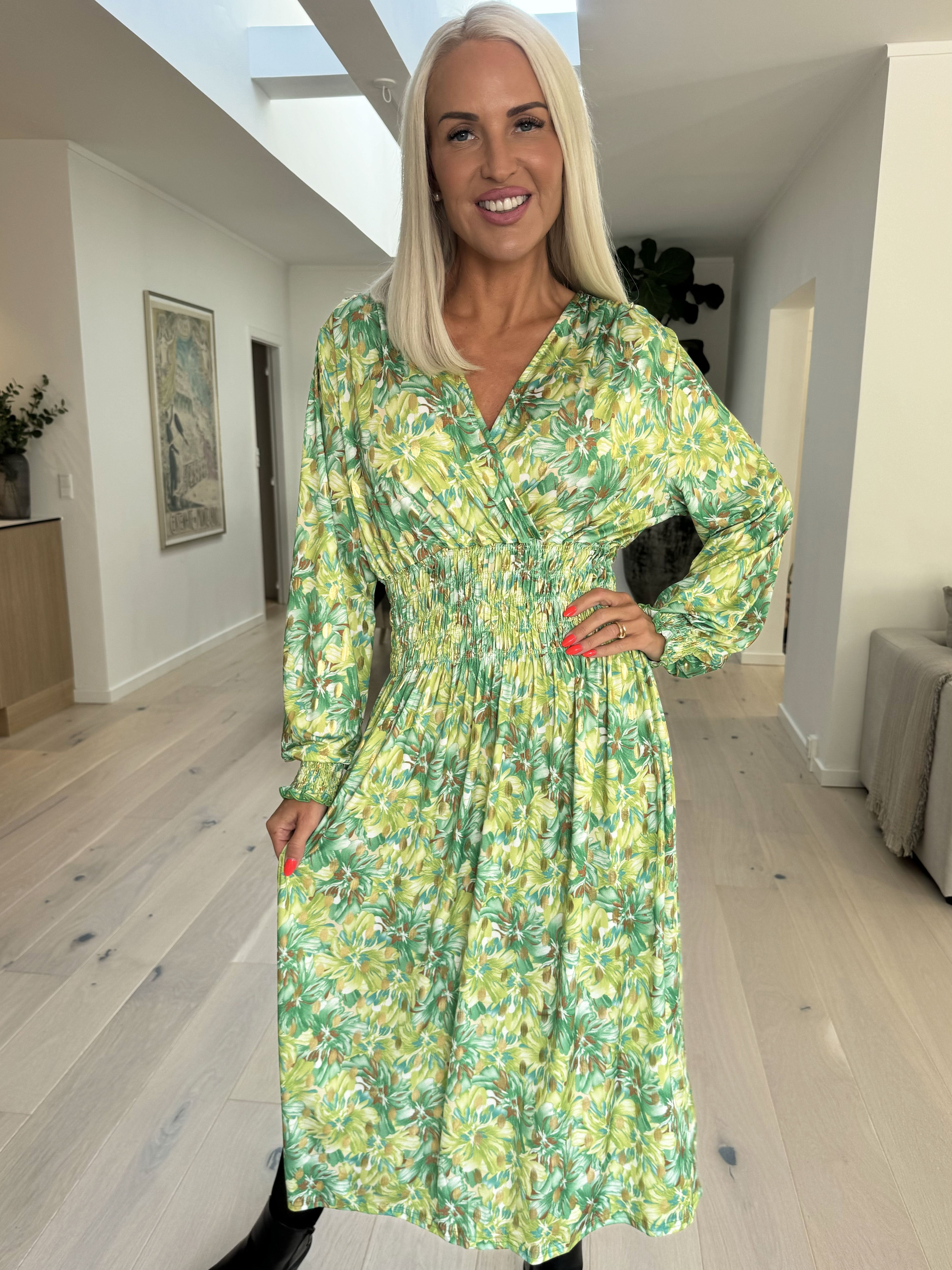Pams Floral Midi L/S - Klänning med resår i skrynkelfritt tyg